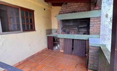 EXCELENTE CASA CENTRICA DE DOS PLANTA EN VENTA CON ESCRITURA