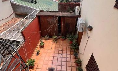 EXCELENTE CASA CENTRICA DE DOS PLANTA EN VENTA CON ESCRITURA