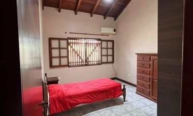 EXCELENTE CASA CENTRICA DE DOS PLANTA EN VENTA CON ESCRITURA