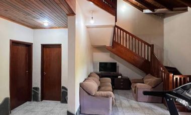 EXCELENTE CASA CENTRICA DE DOS PLANTA EN VENTA CON ESCRITURA