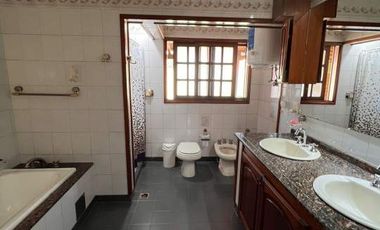 EXCELENTE CASA CENTRICA DE DOS PLANTA EN VENTA CON ESCRITURA
