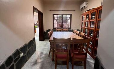 EXCELENTE CASA CENTRICA DE DOS PLANTA EN VENTA CON ESCRITURA