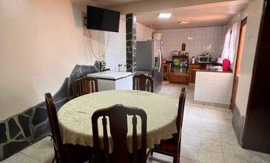 EXCELENTE CASA CENTRICA DE DOS PLANTA EN VENTA CON ESCRITURA
