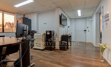 Metro Esc. Militar/Oficina con amplia zona de trabajo/ 4 privados