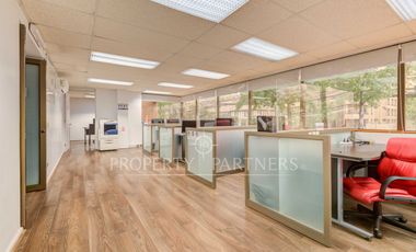 Metro Esc. Militar/Oficina con amplia zona de trabajo/ 4 privados