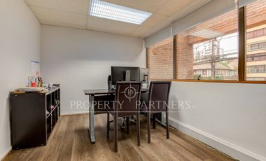 Metro Esc. Militar/Oficina con amplia zona de trabajo/ 4 privados