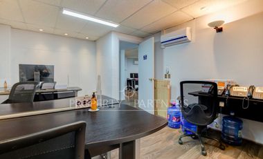 Metro Esc. Militar/Oficina con amplia zona de trabajo/ 4 privados