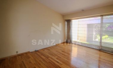 ALAMEDA: Magnifica residencia, una planta, con amplio jardín y finos acabados.