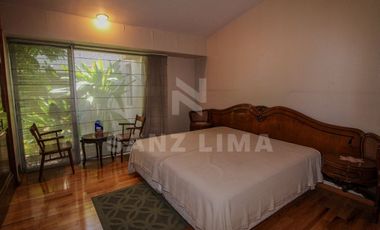 ALAMEDA: Magnifica residencia, una planta, con amplio jardín y finos acabados.