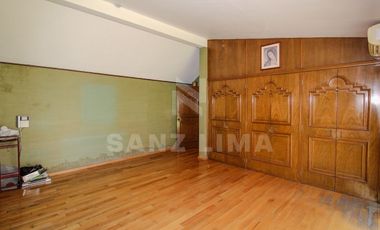 ALAMEDA: Magnifica residencia, una planta, con amplio jardín y finos acabados.