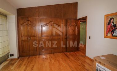 ALAMEDA: Magnifica residencia, una planta, con amplio jardín y finos acabados.