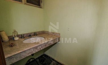 ALAMEDA: Magnifica residencia, una planta, con amplio jardín y finos acabados.