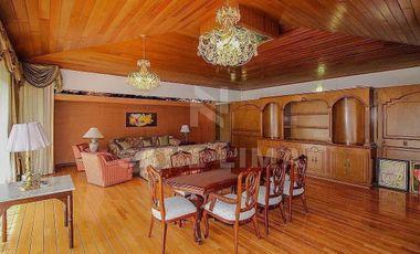 ALAMEDA: Magnifica residencia, una planta, con amplio jardín y finos acabados.