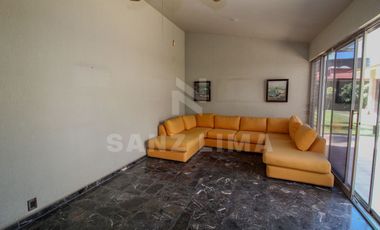 ALAMEDA: Magnifica residencia, una planta, con amplio jardín y finos acabados.