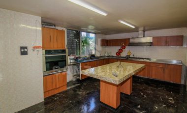 ALAMEDA: Magnifica residencia, una planta, con amplio jardín y finos acabados.