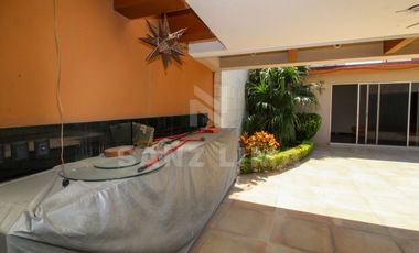 ALAMEDA: Magnifica residencia, una planta, con amplio jardín y finos acabados.
