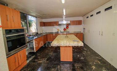 ALAMEDA: Magnifica residencia, una planta, con amplio jardín y finos acabados.