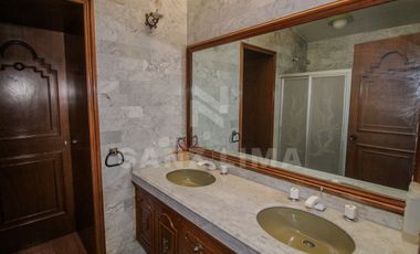 ALAMEDA: Magnifica residencia, una planta, con amplio jardín y finos acabados.