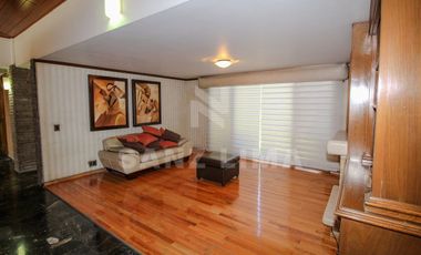 ALAMEDA: Magnifica residencia, una planta, con amplio jardín y finos acabados.