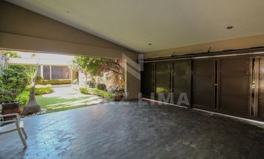 ALAMEDA: Magnifica residencia, una planta, con amplio jardín y finos acabados.