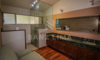 ALAMEDA: Magnifica residencia, una planta, con amplio jardín y finos acabados.