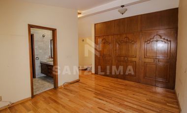ALAMEDA: Magnifica residencia, una planta, con amplio jardín y finos acabados.