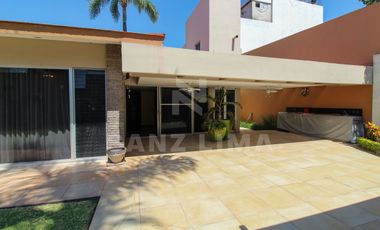 ALAMEDA: Magnifica residencia, una planta, con amplio jardín y finos acabados.