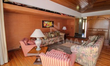 ALAMEDA: Magnifica residencia, una planta, con amplio jardín y finos acabados.