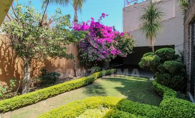 ALAMEDA: Magnifica residencia, una planta, con amplio jardín y finos acabados.