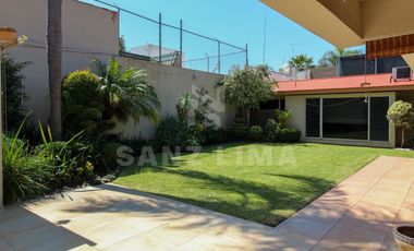ALAMEDA: Magnifica residencia, una planta, con amplio jardín y finos acabados.