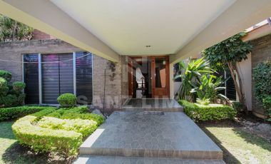 ALAMEDA: Magnifica residencia, una planta, con amplio jardín y finos acabados.