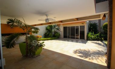 ALAMEDA: Magnifica residencia, una planta, con amplio jardín y finos acabados.