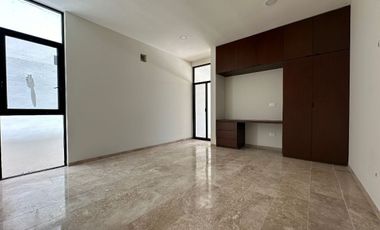 Casa en Venta dentro de Privada al Norte de Mérida, Yucatán de 3 y 4 Rec