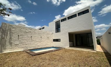 Casa en Venta dentro de Privada al Norte de Mérida, Yucatán de 3 y 4 Rec
