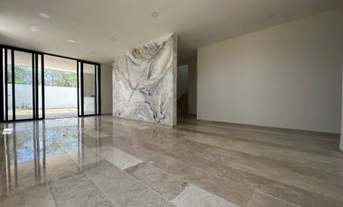 Casa en Venta dentro de Privada al Norte de Mérida, Yucatán de 3 y 4 Rec