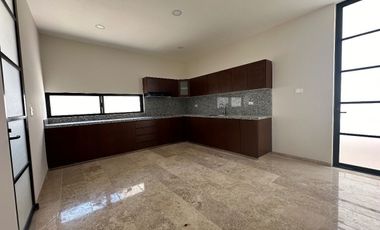 Casa en Venta dentro de Privada al Norte de Mérida, Yucatán de 3 y 4 Rec