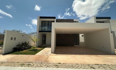 Casa en Venta dentro de Privada al Norte de Mérida, Yucatán de 3 y 4 Rec