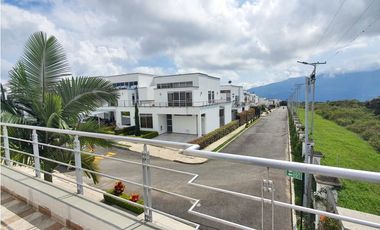 Se vende preciosa casa esquinera en conjunto cerrado