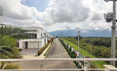 Se vende preciosa casa esquinera en conjunto cerrado