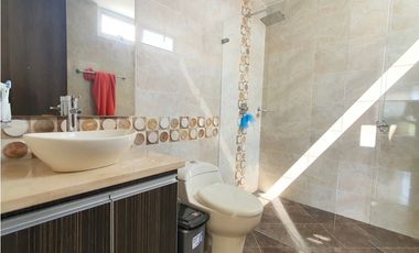 Se vende preciosa casa esquinera en conjunto cerrado