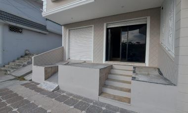Local Comercial al pie de avenida Isidro Ayora Sauces 9