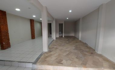 Local Comercial al pie de avenida Isidro Ayora Sauces 9