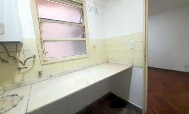 DEPARTAMENTO DE 2 AMBIENTES  A UNA CUADRA DE CABILDO