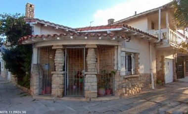 VENDO CHALET DE ESTILO EN LA PERLA A METROS DE LA PLAYA