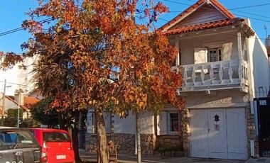 VENDO CHALET DE ESTILO EN LA PERLA A METROS DE LA PLAYA