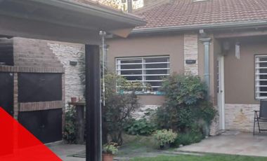 Hermosa casa en Morón sur dos plantas con 4 dormitorios, 3 baños y un quincho