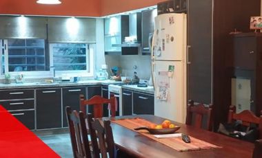 Hermosa casa en Morón sur dos plantas con 4 dormitorios, 3 baños y un quincho