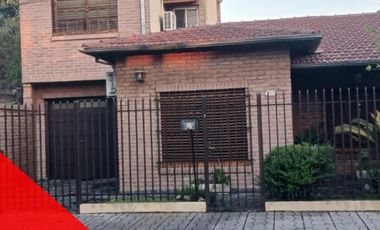 Hermosa casa en Morón sur dos plantas con 4 dormitorios, 3 baños y un quincho