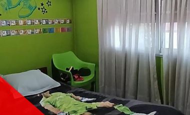 Hermosa casa en Morón sur dos plantas con 4 dormitorios, 3 baños y un quincho