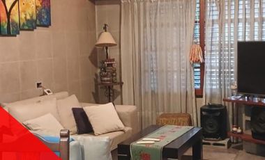 Hermosa casa en Morón sur dos plantas con 4 dormitorios, 3 baños y un quincho